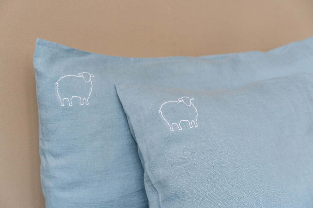 melynas Kinderbettwäsche aus Bio-Leinen (GOTS) - Kissenbezug in himmelblau mit gesticktem Schäfchen (40x80, 40x60, 40x40)