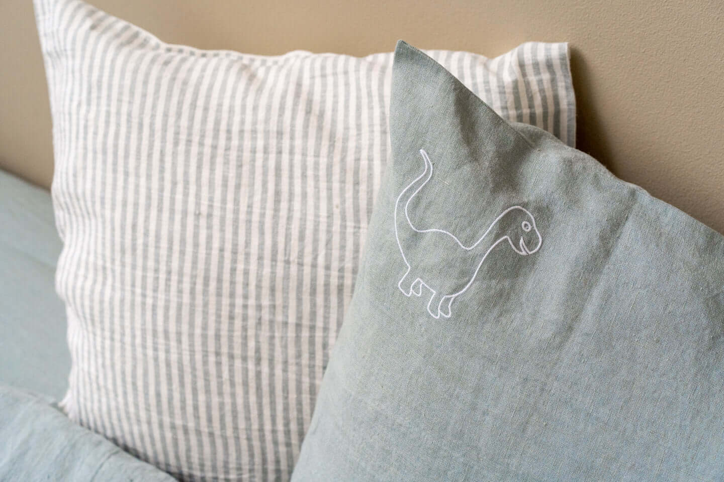 melynas Kinderbettwäsche aus Bio-Leinen (GOTS) - mit Dino bestickter Kissenbezug (40x80, 40x60, 40x40)