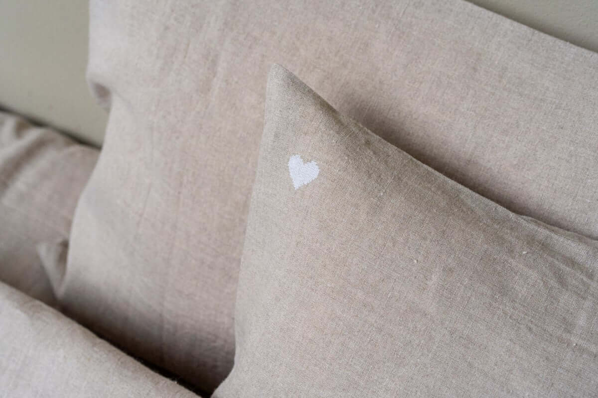 Handgenähter und fein bestickter Kissenbezug aus reinem Bio-Leinen (40x80, 40x60, 40x40)